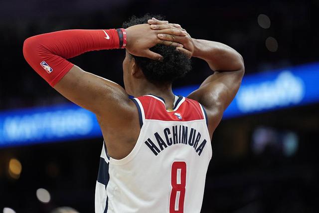 骑士神奇逆转终结绿军11连胜 老鹰大胜尼克斯